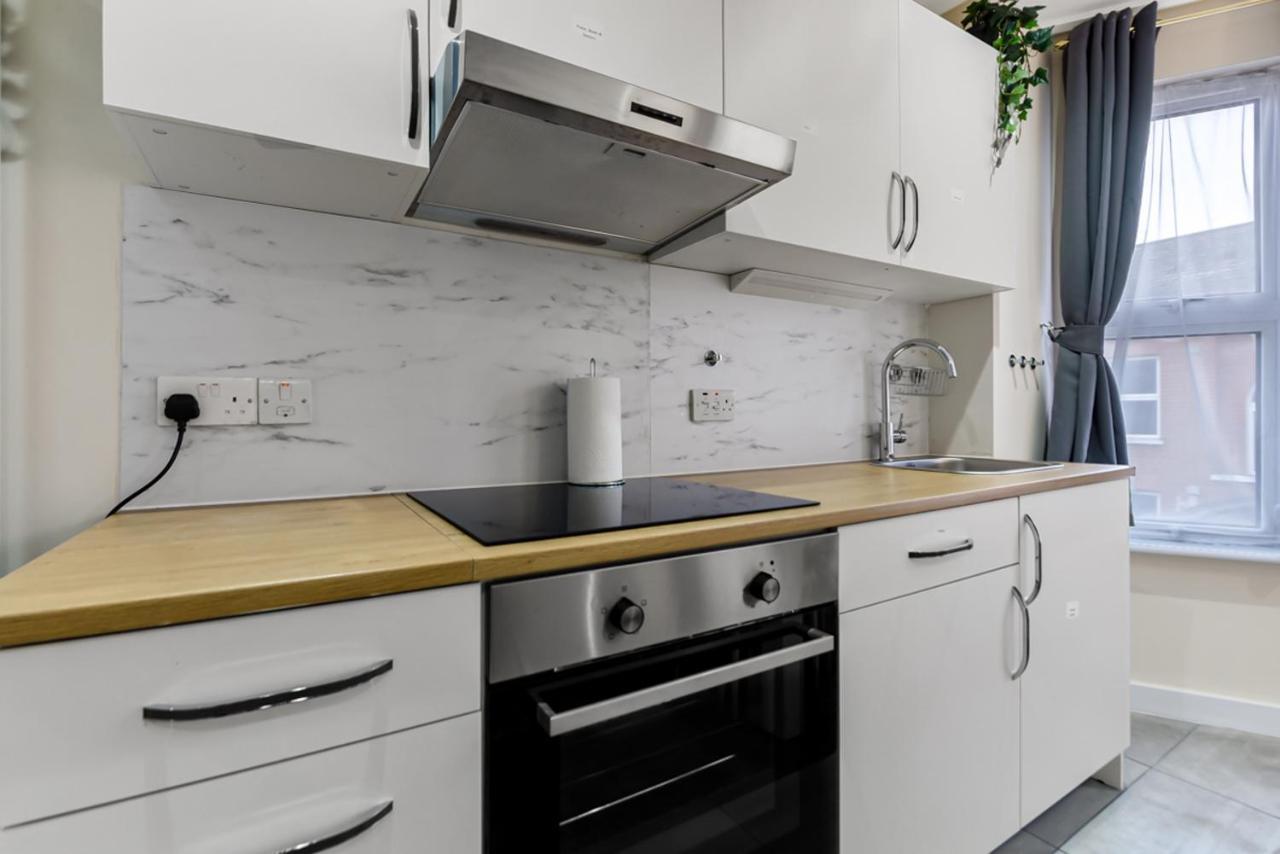 Family Friendly, Zone 2, 2 Beds, Overground Лондон Екстер'єр фото
